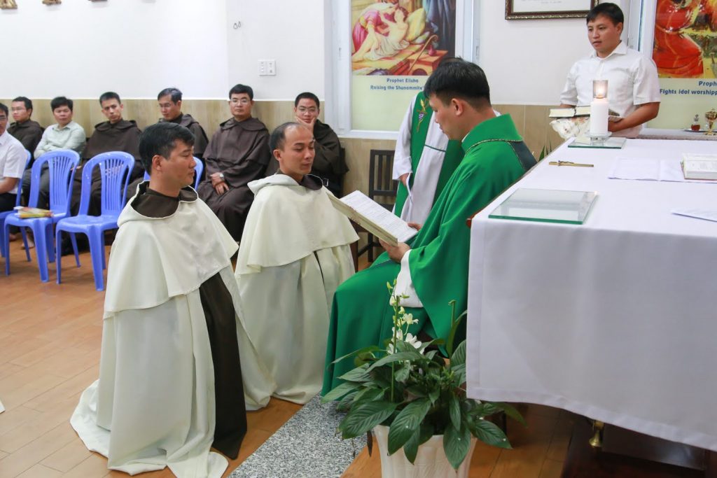 Cha Giuse Trần Thăng Hưng O.Carm trao thứa tác vụ Đọc Sách cho 2 thầy Gioan Nguyễn  Việt và Giuse Bùi Xuân Long.