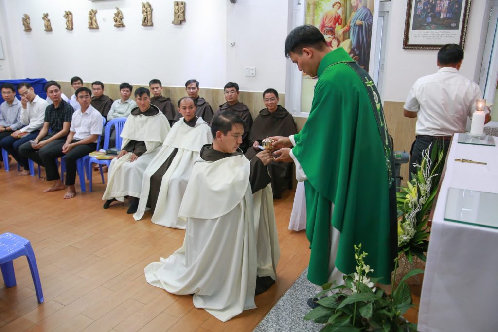 Cha Giuse Trần Thăng Hưng O.Carm trao tác vụ Giúp Lễ cho thầy Giacobe Trần Lê Thiên