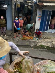 Tiếp tế lương thực cho các anh chị em vùng Dĩ An Bình Dương, khu nhà ổ chuột