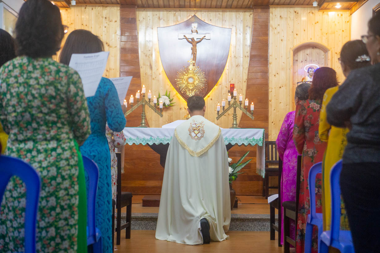 Chầu Thánh Thể