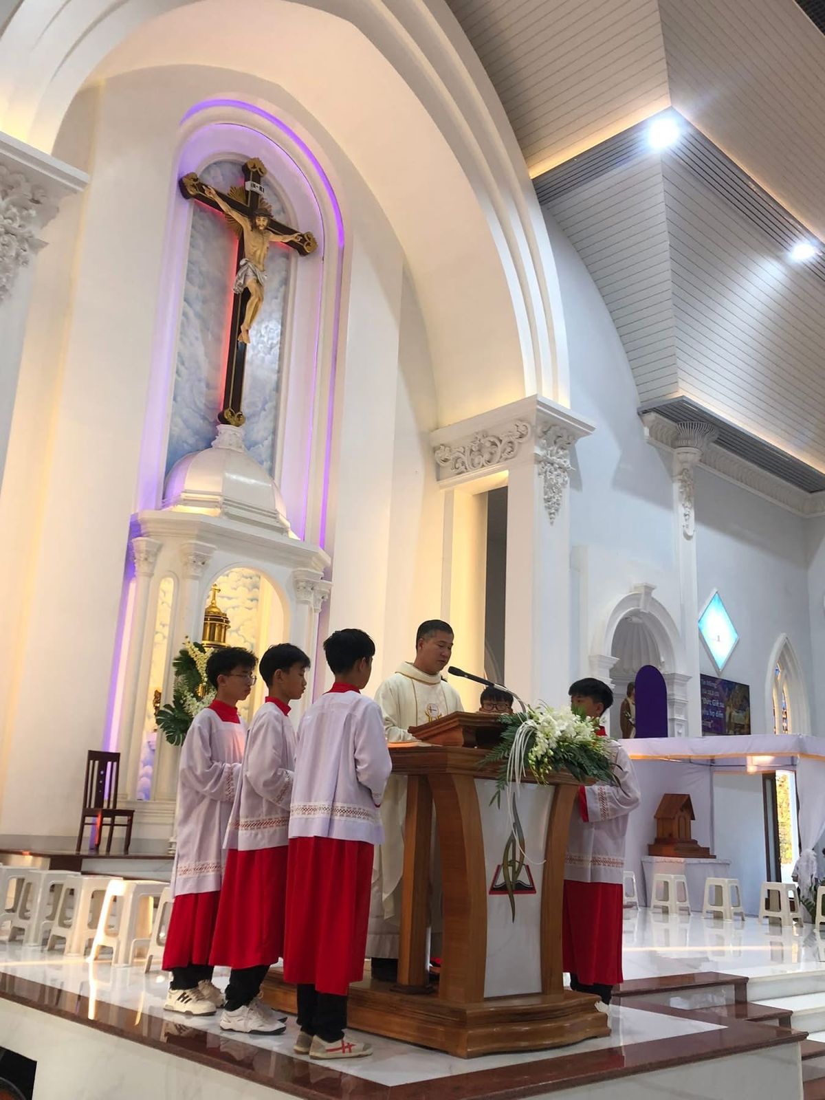 Cha Giuse Long đang giảng cho giáo dân